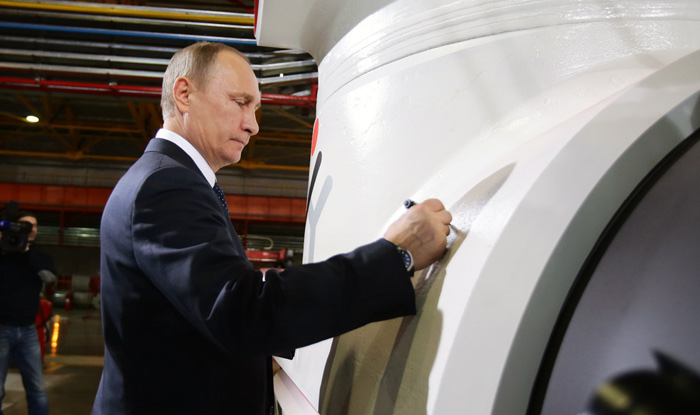 Владими Путин подписывает разрезной тройник производства «ЭТЕРНО»