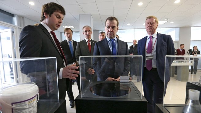 Дмитрий Медведев посетил ульяновский наноцентр