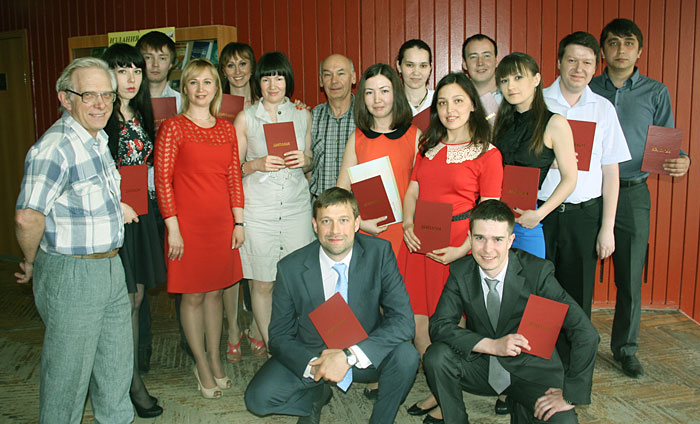 Анатолий Чубайс вручил дипломы выпускникам программы профессиональной переподготовки УГАТУ