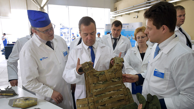 Дмитрию Медведеву был продемонстрирован образец бронежилета с защитными вставками из нанокерамики