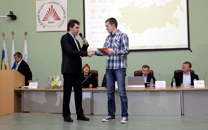 Алексей Гостомельский вручает награду победителю конкурса ФИОП в рамках «Стартап-Тура»