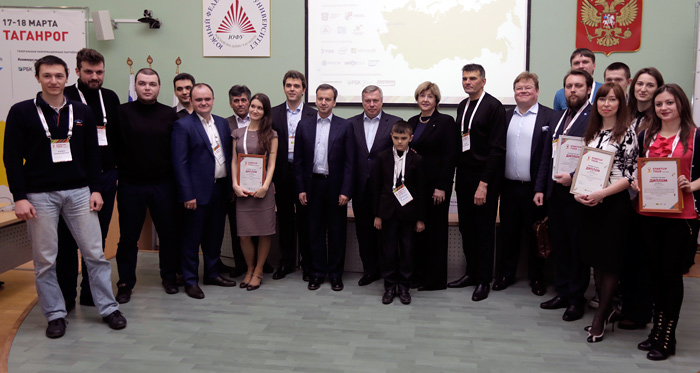 Участники конкурса «Стартап Тур» с представителями жюри и вице-премьером Аркадием Дворковичем