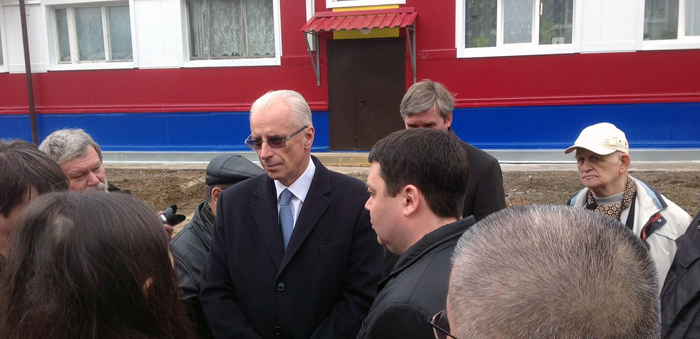 Андрей Свинаренко (в центре) отвечает на вопросы журналистов