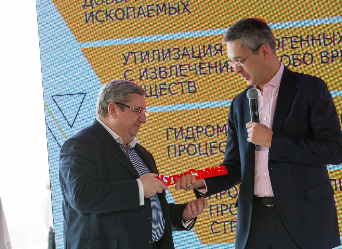 Генеральный директор Российской венчурной компании Александр Повалко вручил премию компании «Аксион — редкие и драгоценные металлы»