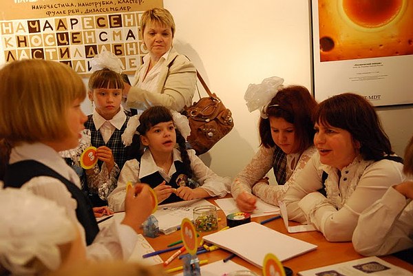 Заместитель председателя правительства Пермского края Елена Гилязова со школьниками