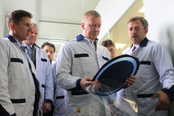 Президент корпорации «Дженерал Сателайт» Андрей Ткаченко демонстрирует Анатолию Чубайсу пластину с готовыми к монтажу микропроцессорами 600